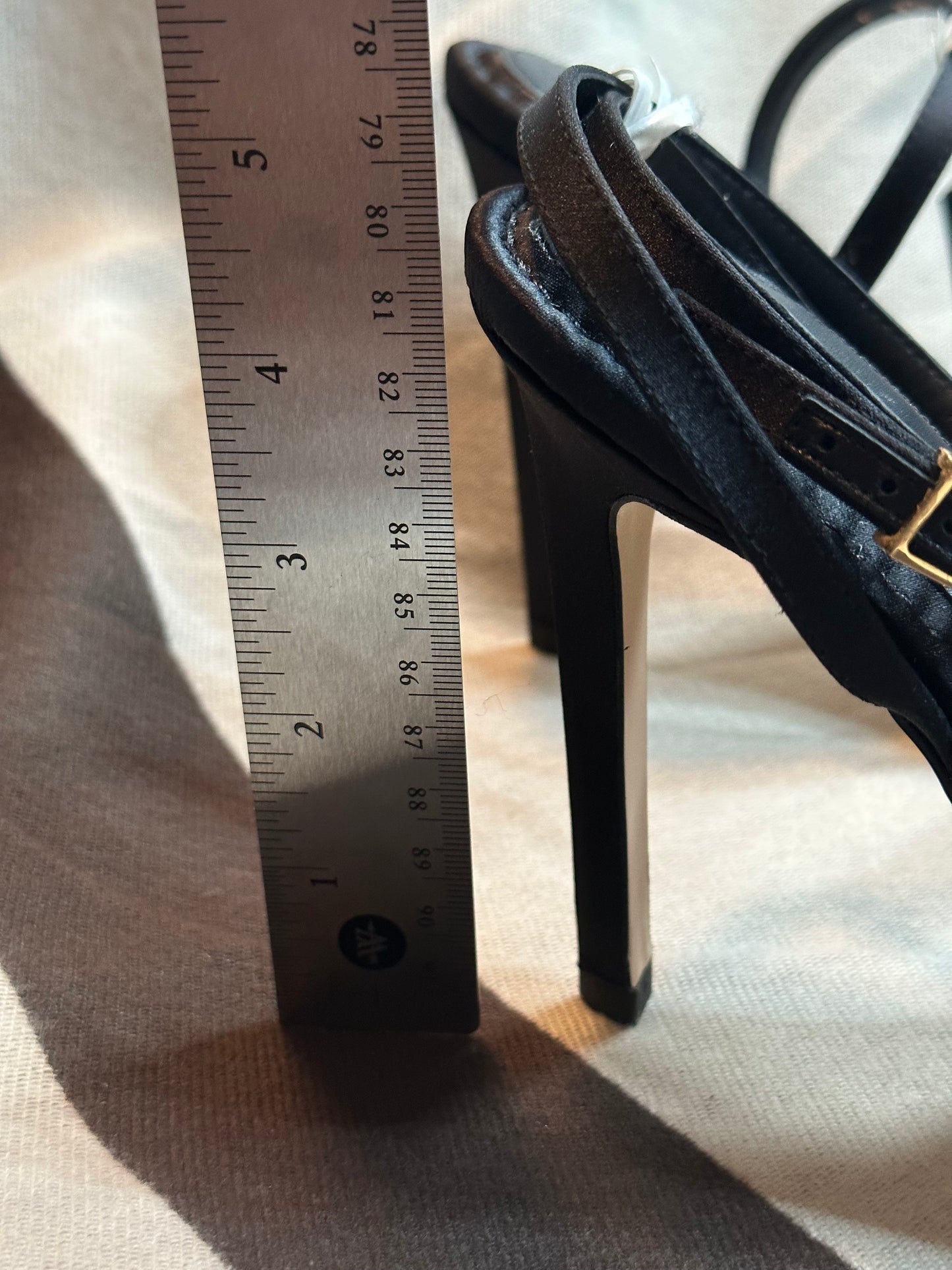GOOD AMERICAN WOMEN’S BLACK STRAPPY STILETTO ANKLE STRAP POINTED GOLD TIP HEELS NEW WITH BOX