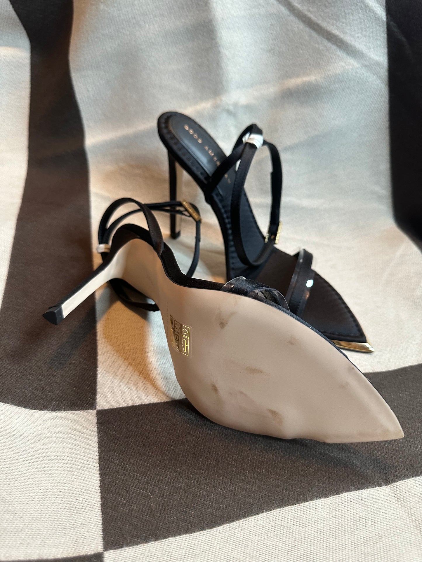 GOOD AMERICAN WOMEN’S BLACK STRAPPY STILETTO ANKLE STRAP POINTED GOLD TIP HEELS NEW WITH BOX