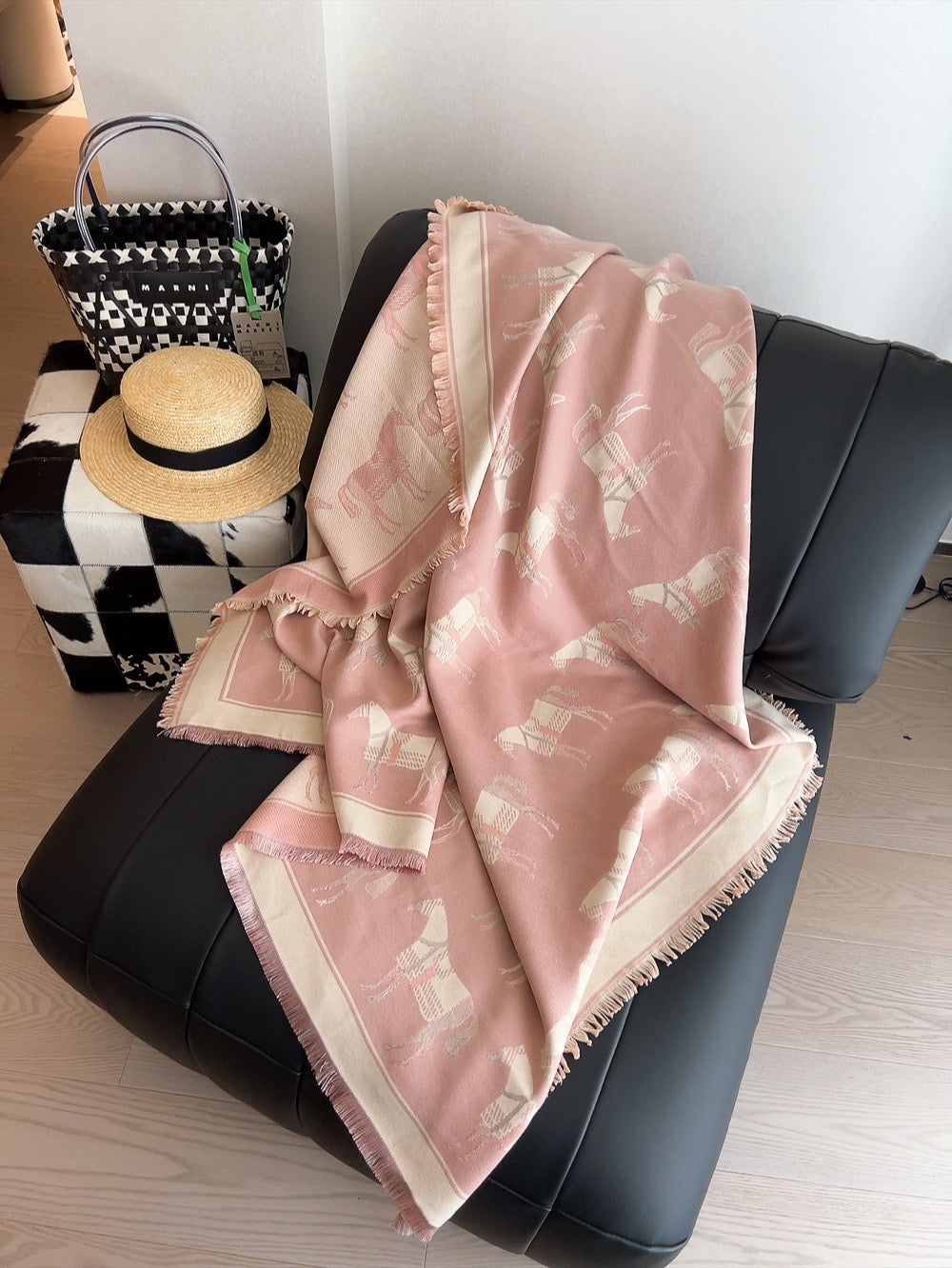 H 1 SCARF 140x140cm with Box and Paperbag
