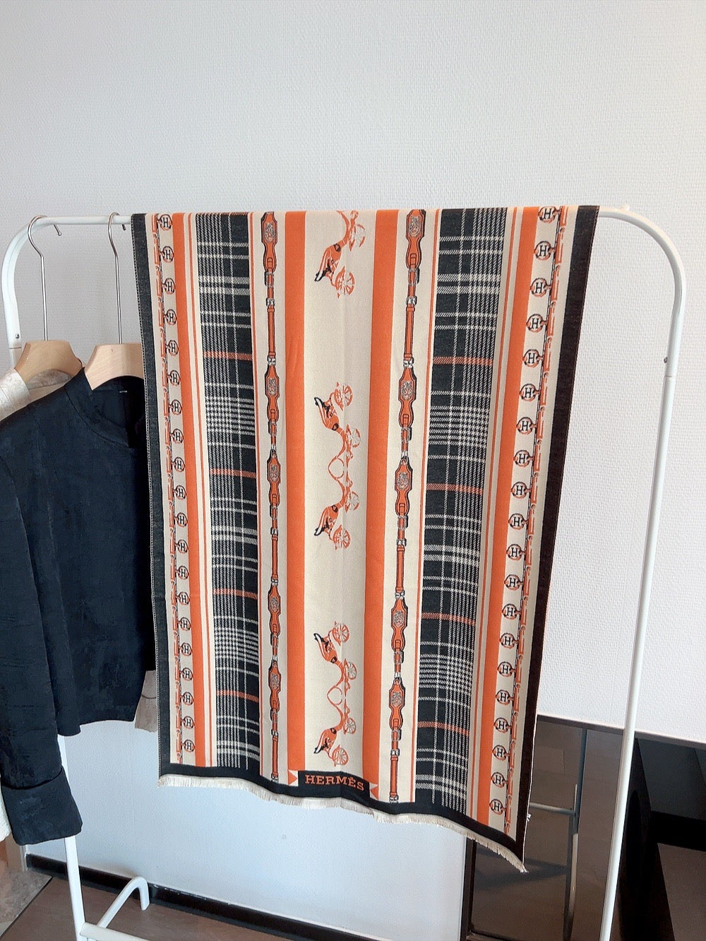 H 11-16 SCARF 180x90cm with Box and Paperbag