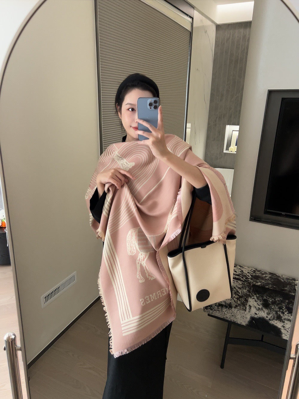 H 2 SCARF 140x140cm with Box and Paperbag