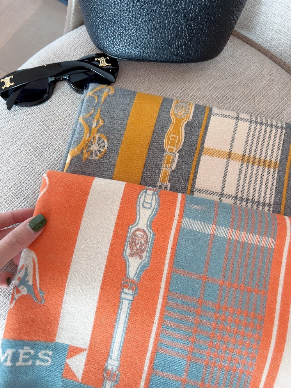 H 11-16 SCARF 180x90cm with Box and Paperbag