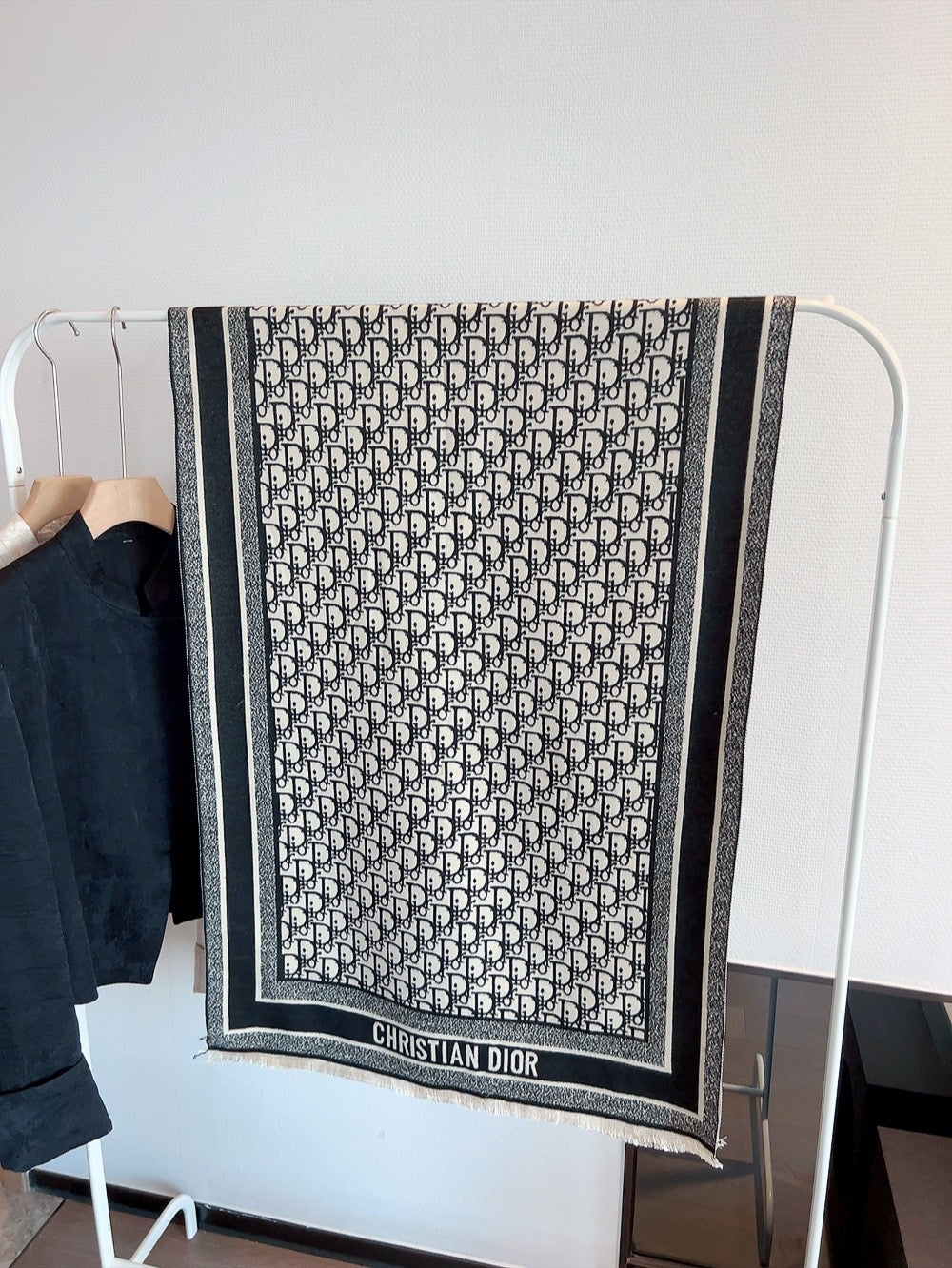 D 6-9 SCARF 180x90cm with Box and Paperbag
