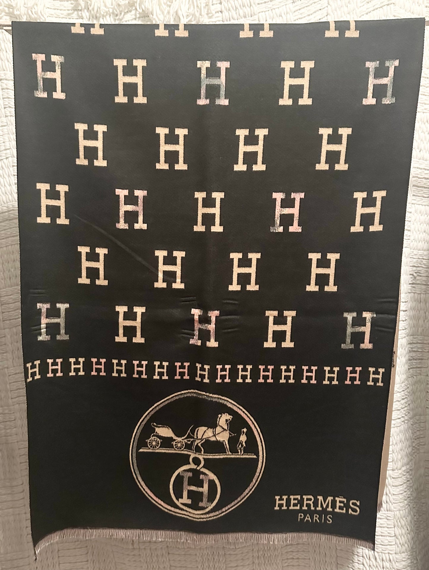 H5 SCARF WITH BOX and Paperbag