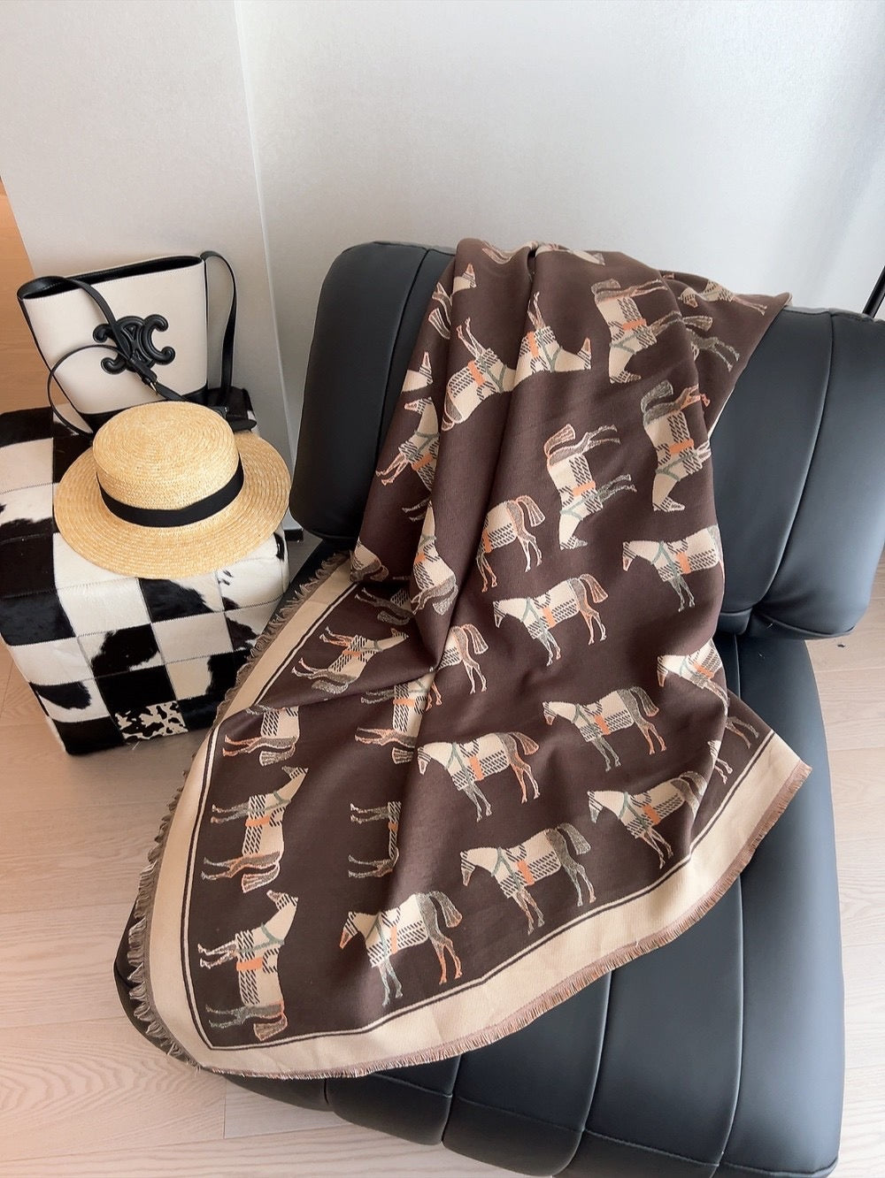 H 1 SCARF 140x140cm with Box and Paperbag