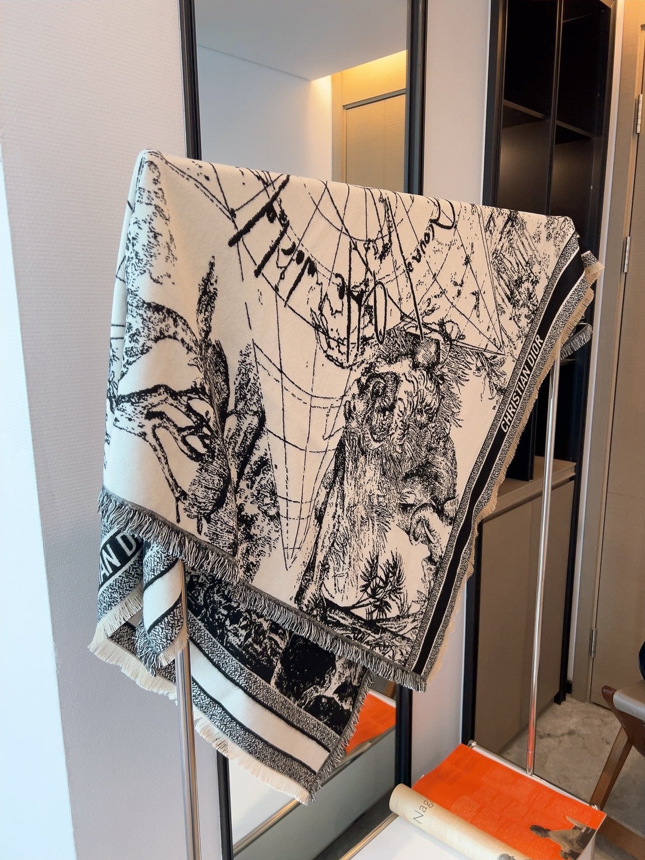 D10 SCARF 140x140cm with Box and Paperbag