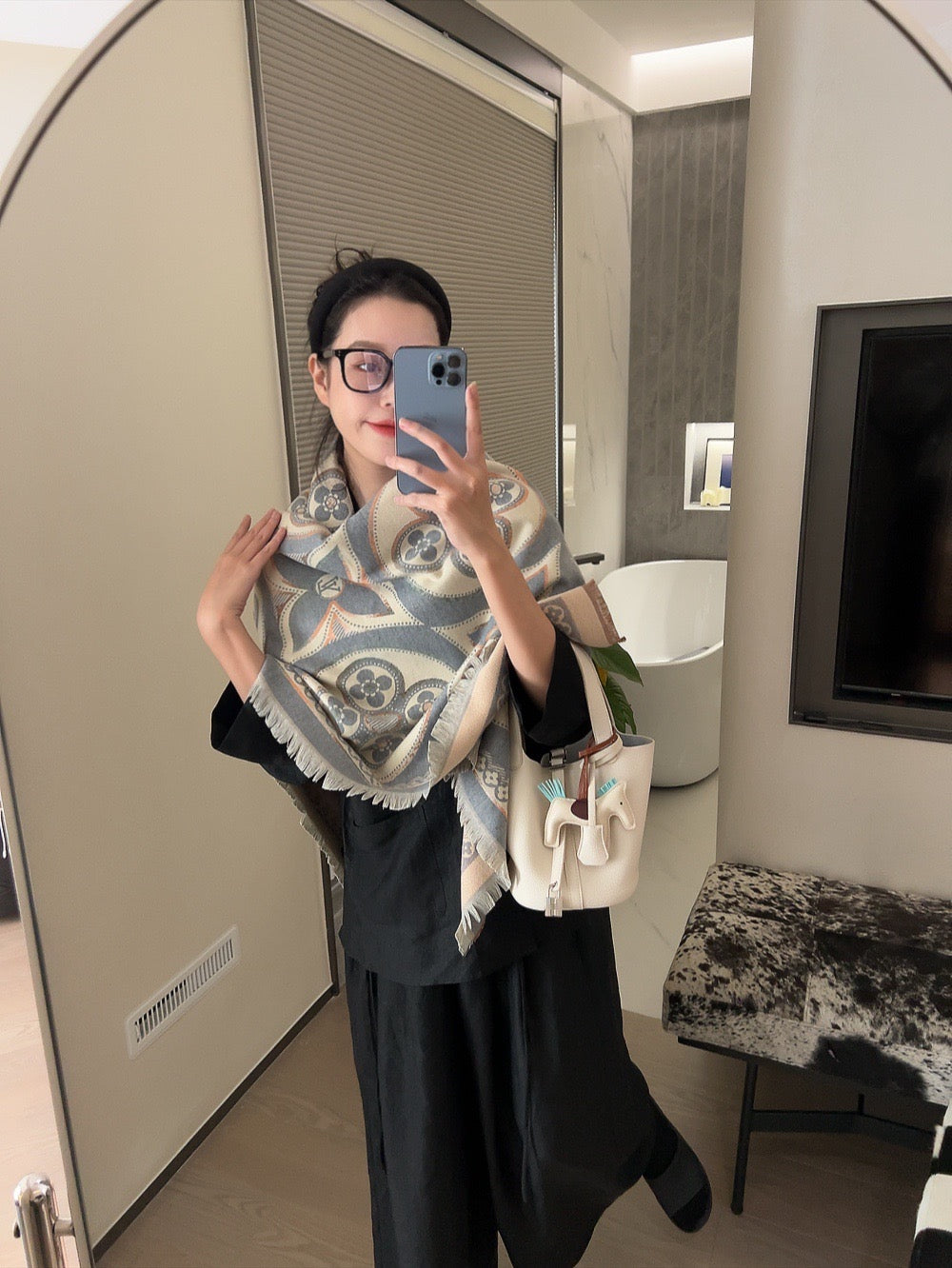 L SCARF 140x140cm with box and paperbag