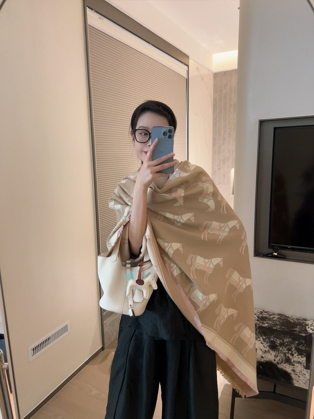 H 1 SCARF 140x140cm with Box and Paperbag