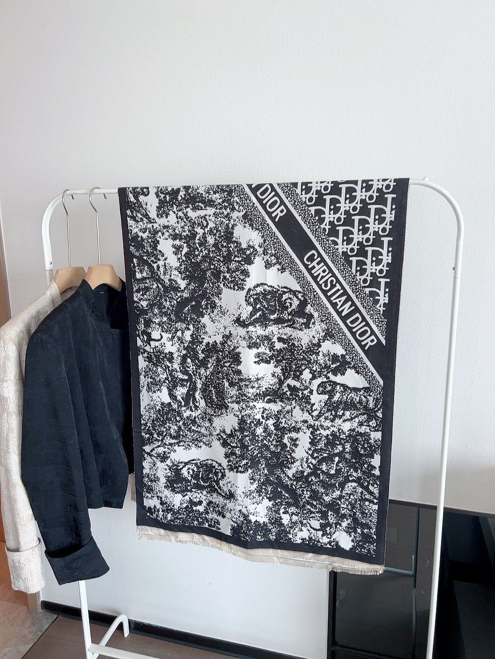 D1-5 SCARF 180x90cm with Box and Paperbag