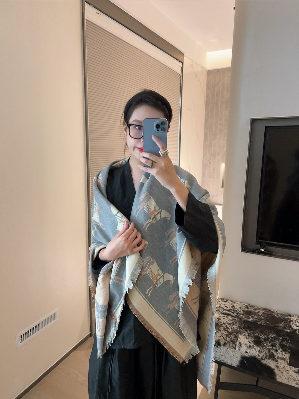H 1 SCARF 140x140cm with Box and Paperbag