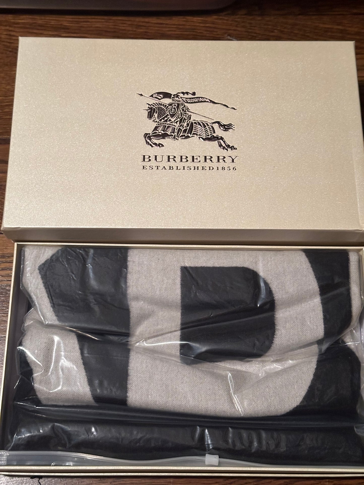 BB1 SCARF WITH BOX and Paperbag