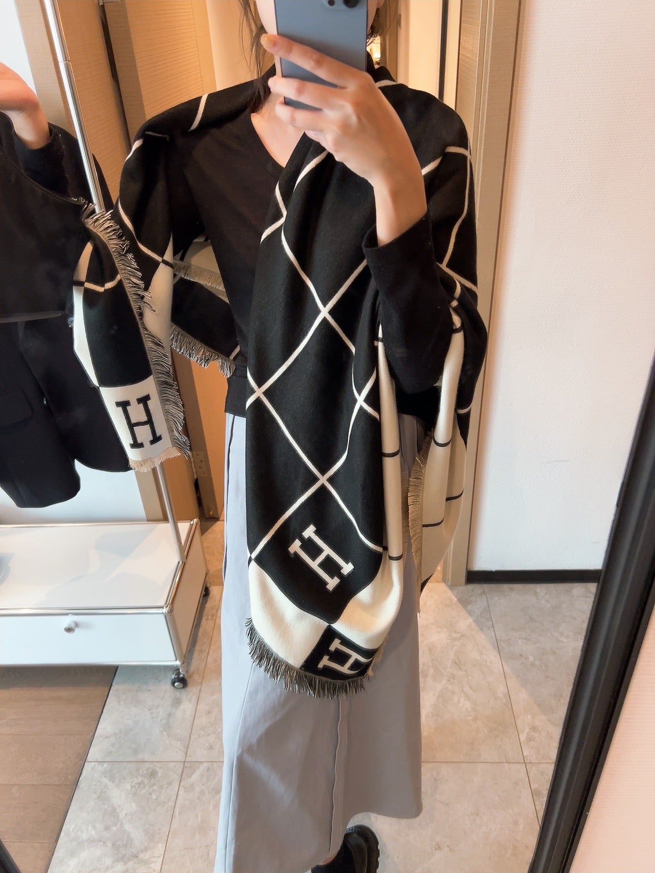 H 4 SCARF 140x140cm with Box and Paperbag