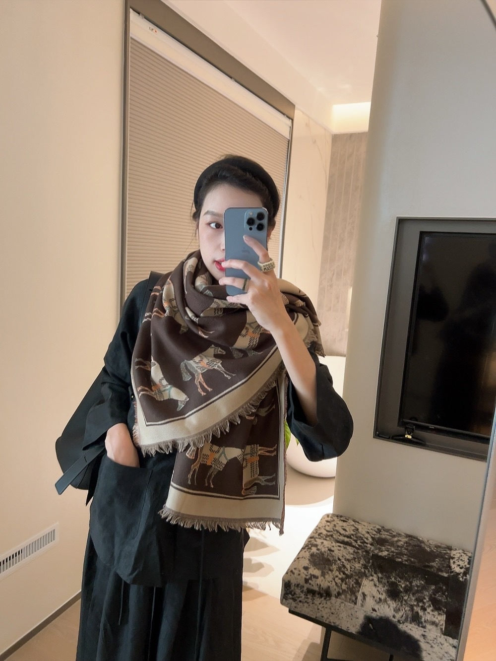 H 1 SCARF 140x140cm with Box and Paperbag