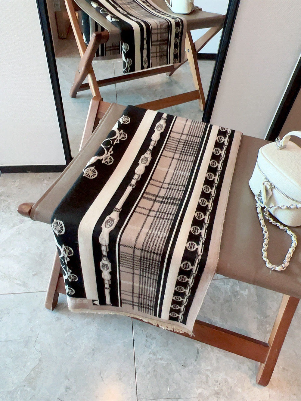 H 11-16 SCARF 180x90cm with Box and Paperbag