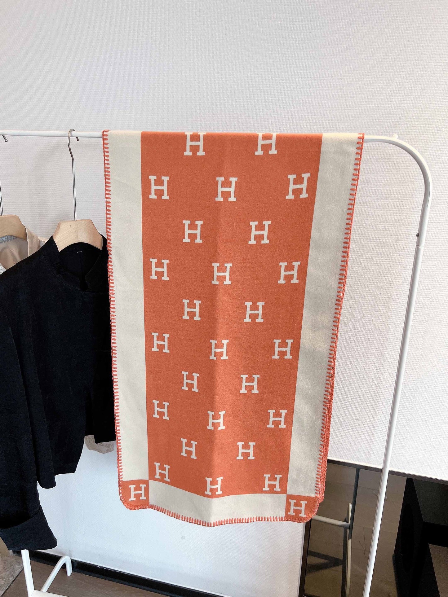 H SCARF 180x90cm with Box and Paperbag