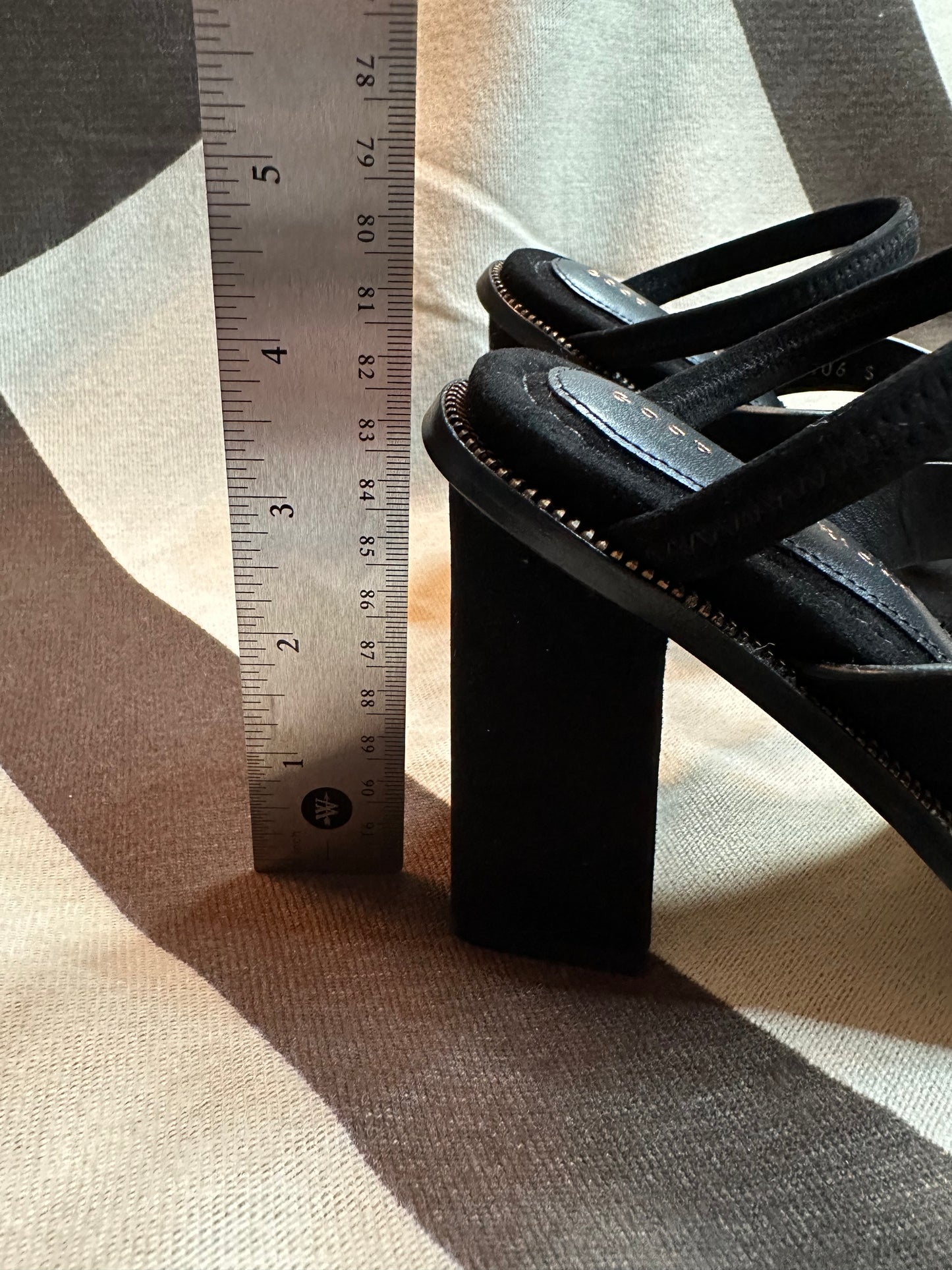 GOOD AMERICAN WOMEN’S BLACK SUEDE THONG SANDAL SIZE 4 NEW WITH BOX