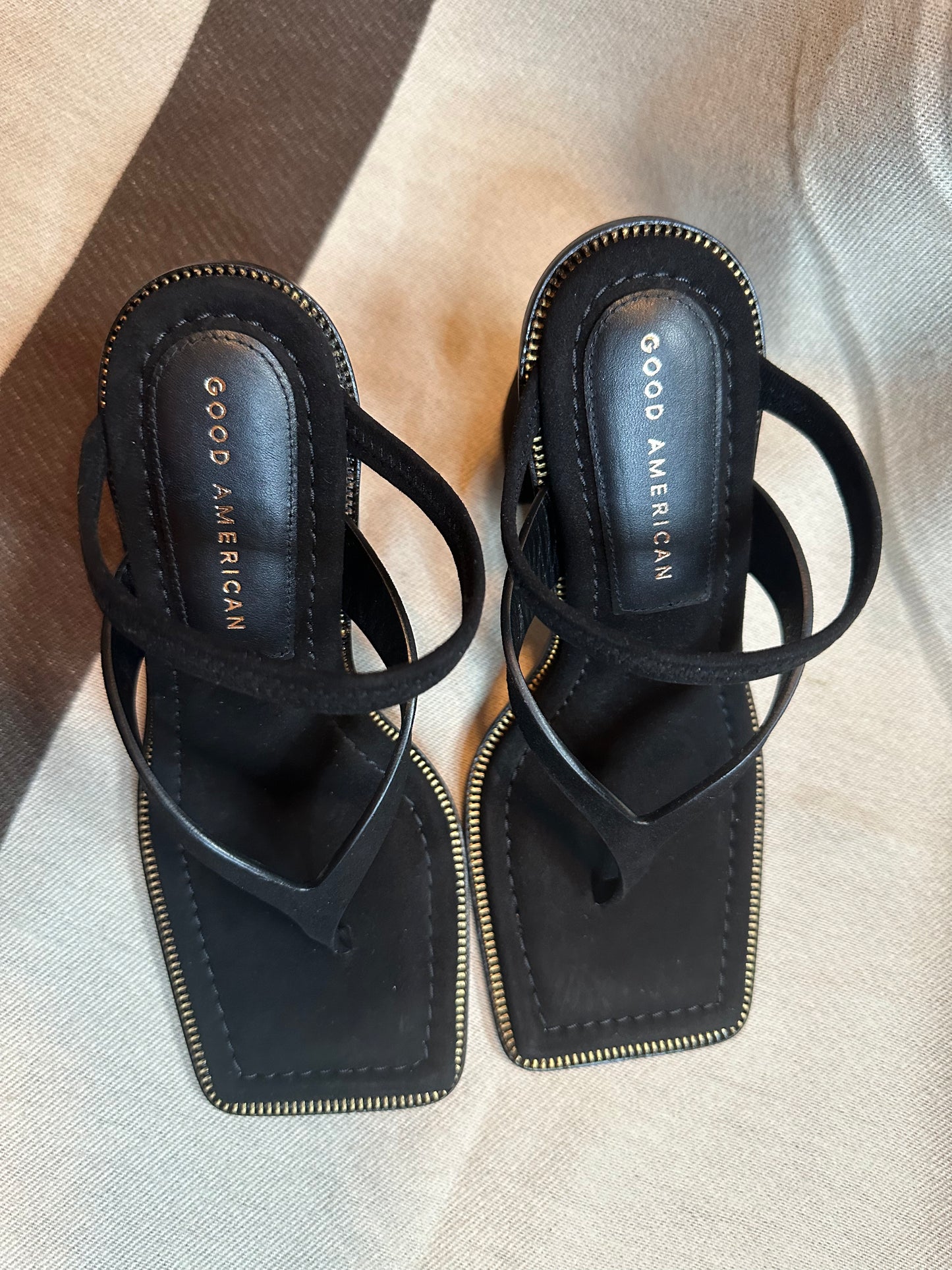 GOOD AMERICAN WOMEN’S BLACK SUEDE THONG SANDAL SIZE 4 NEW WITH BOX