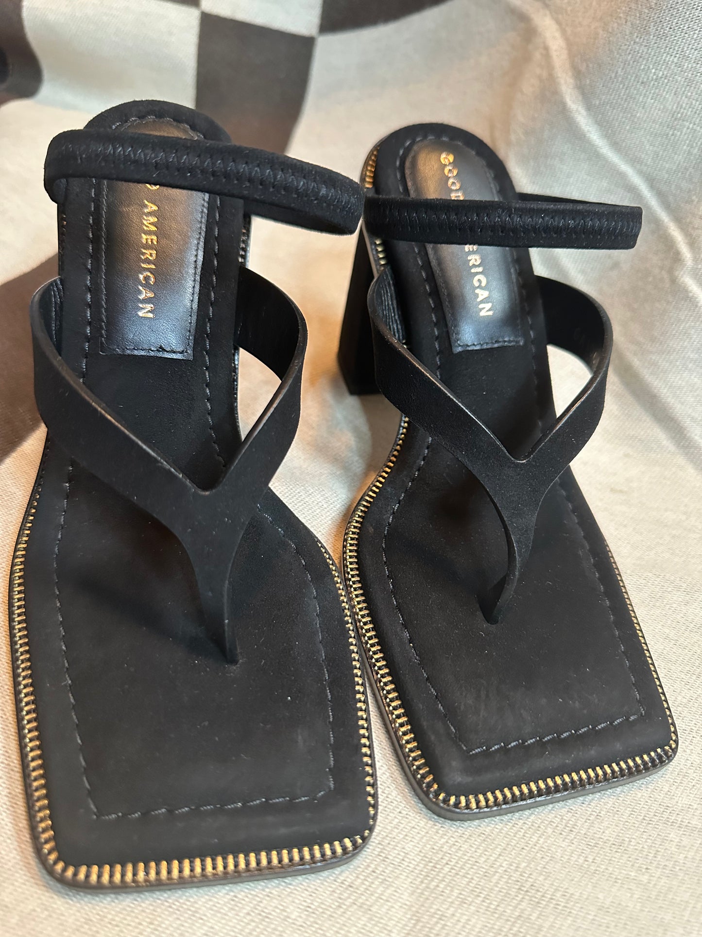 GOOD AMERICAN WOMEN’S BLACK SUEDE THONG SANDAL SIZE 4 NEW WITH BOX