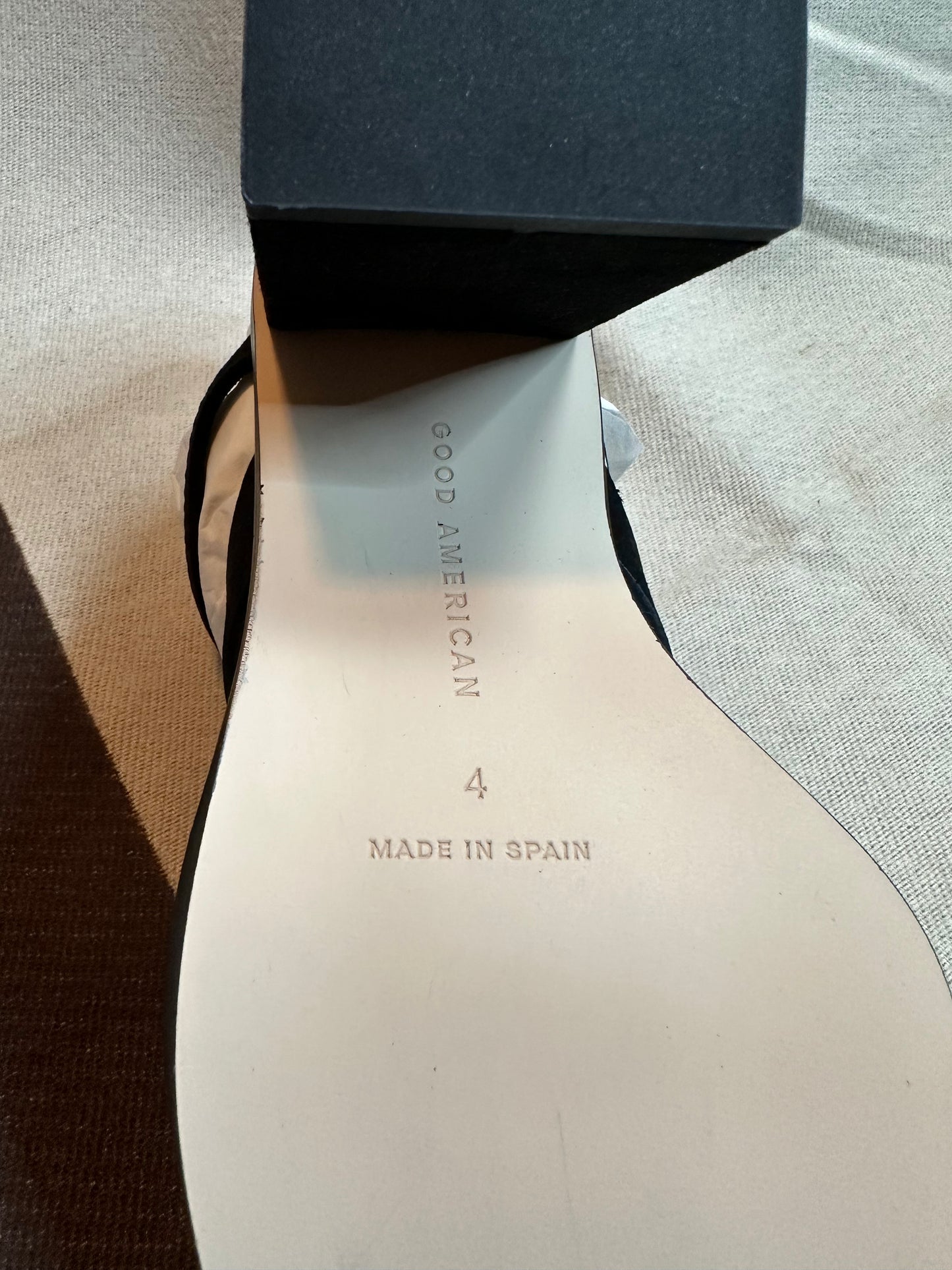 GOOD AMERICAN WOMEN’S BLACK SUEDE THONG SANDAL SIZE 4 NEW WITH BOX