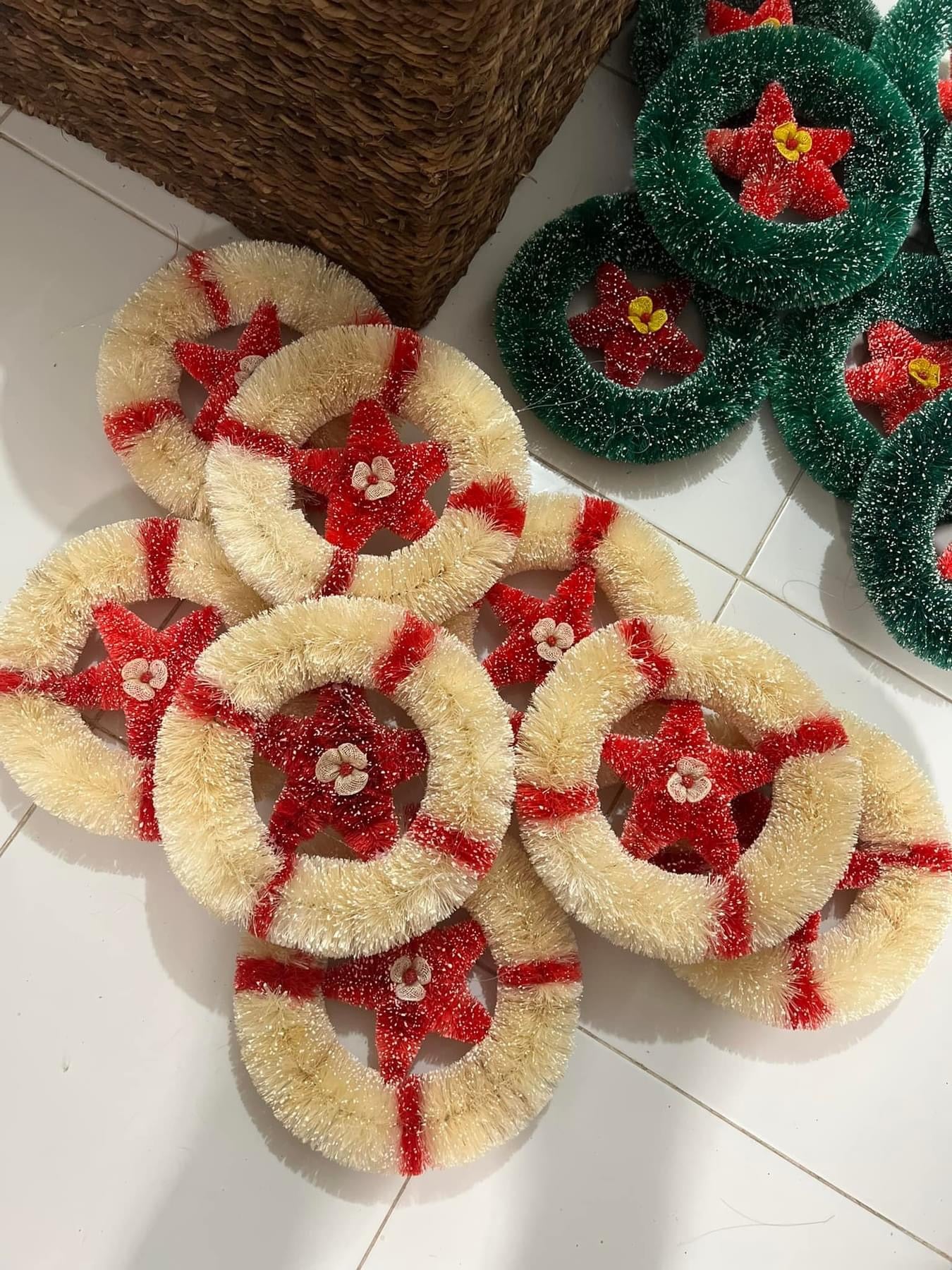 WREATH ORNAMENTS 10”